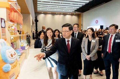 Welcome to Hong Kong! #InvestHK celebrated its landmark 25th anniversary during a reception yesterday (Jun 24) for newly established international and Mainland businesses in the city.  Speaking at the reception, Chief Executive John Lee welcomed attendees from around the world, https://t.co/9RBSntQgEM