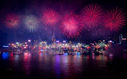 A sky full of wonder to celebrate our nation! Hundreds of thousands gathered on both sides of Victoria Harbour (Oct 1) to witness a breathtaking National Day Fireworks Display, lighting up the Hong Kong skyline as we celebrated the 77th anniversary of the founding of the People's https://t.co/TxEFVdUk3W