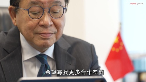 新能源帶動中東商機！香港出訪卡塔爾和科威特的代表團整裝待發，代表團成員、行政會議成員林健鋒分享他就幾個主要範疇加強雙邊合作的見解，當中包括金融、基建、旅遊，以及開拓與新能源相關的合作機會。  受訪嘉賓： 行政會議成員兼立法會議員林健鋒  https://www.news.gov.hk/chi/2025/05/20250507/20250507_180152_742.html 影片：政府新聞網  #香港 #香港品牌 #亞洲國際都會 #中東 #卡塔爾 #科威特