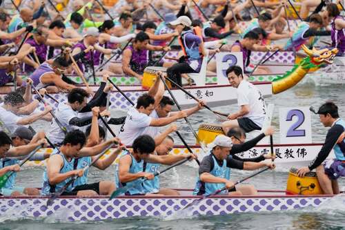 Feel the heat of the Tuen Ng festivities! Dragon boat racers took to the water at venues across Hong Kong on the day of Tuen Ng Festival (May 31). Among the highlights were the 2025 Tuen Mun Dragon Boat Race Golden Jubilee and Tai Po District Dragon Boat Race cum Carnival, as people celebrated the ancient Chinese tradition with thunderous drum beats and festive sticky rice dumplings. The buzz continues with a 9-day Dragon Boat Carnival (May 31 - Jun 8 ) at Tsim Sha Tsui East Promenade, featuring festive delicacies, a panda-themed pop-up, and photo spots, all leading up to the annual extravaganza – Sun Life Hong Kong International Dragon Boat Races this weekend (Jun 7-8). Get ready for more roar-some action! 🐲🔥  #hongkong #brandhongkong #asiasworldcity #festivehk #dragonboatfestival #megaevents #megaHK #dynamic