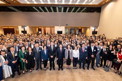 Welcome to Hong Kong 🥰! InvestHK celebrated its landmark 25th anniversary during a reception yesterday (Jun 24) for newly established international and Mainland businesses in the city. Speaking at the reception, Chief Executive John Lee welcomed attendees from around the world, including nearly 350 senior executives, to Hong Kong. Mr Lee also promoted the city's role as a global financial centre connecting the Mainland and the rest of the world and highlighted Hong Kong's ranking as the world’s freest economy and 3rd in the World Competitiveness Yearbook 2025.   #hongkong #brandhongkong #asiasworldcity #businessopportunities #InvestHK25