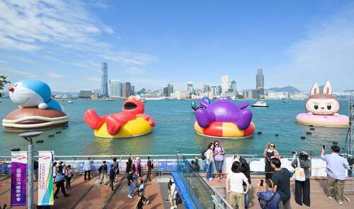 全球首創「維港海上大巡遊」盛大登場💦！四大IP角色—多啦A夢、KAWS & 芝麻街角色Elmo、麥當勞吉祥物滑嘟嘟及泡泡瑪特的LABUBU，現正化身巨型充氣雕塑駐足維港，大家可於金鐘添馬公園一帶近距離欣賞，更可到訪 「巡遊市集」，盡情投入限定遊戲與互動娛樂。明天（11月1日）更是「海上巡遊日」，四座巨型充氣雕塑將於維港沿兩岸巡遊，穿梭九龍與香港島，上演一場水上視覺盛宴, 不容錯過🌞。  AllRightsReserved #香港 #香港品牌 #亞洲國際都會 #盛事之都 #盛事香港