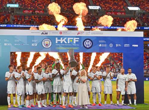 全城足球熱潮持續升溫！⚽🔥逾42,800名球迷於8月1日齊聚啟德主場館，見證意甲衛冕球隊國際米蘭與英超勁旅曼城爭奪「朝日啤酒盃」。雙方在90分鐘內踢成1：1平手，最終需以互射12碼分勝負；國際米蘭憑馬迪奧拉維利（Matteo Lavelli）射入致勝 12 碼，以3：1勝出賽事。場外氣氛同樣熾熱，數以千計球迷聚集啟德體育園，排隊選購紀念品，並與球隊吉祥物打卡合照。📸今年香港足球盛會精彩陸續有來，車路士將於8月5日在啟德主場館迎戰祖雲達斯，爭奪「健絡通盃」。🏆  #香港 #香港品牌 #亞洲國際都會 #盛事之都 #盛事香港 #香港足球盛會2026