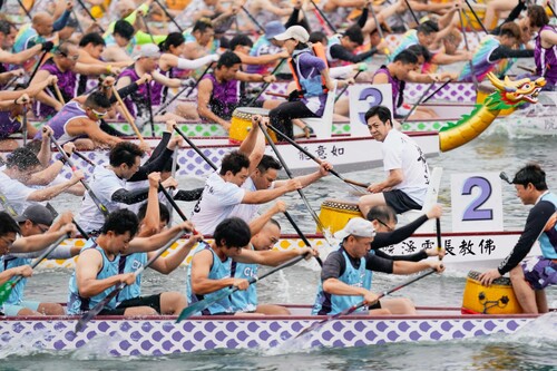 Feel the heat of the Tuen Ng festivities! Dragon boat racers took to the water at venues across Hong Kong on the day of Tuen Ng Festival (May 31). Among the highlights were the 2025 Tuen Mun Dragon Boat Race Golden Jubilee and Tai Po District Dragon Boat Race cum Carnival, as people celebrated the ancient Chinese tradition with thunderous drum beats and festive sticky rice dumplings. The buzz continues with a 9-day Dragon Boat Carnival (May 31 - Jun 8) at Tsim Sha Tsui East Promenade, featuring festive delicacies, a panda-themed pop-up, and photo spots, all leading up to the annual extravaganza – Sun Life Hong Kong International Dragon Boat Races this weekend (Jun 7-8). Get ready for more roar-some action! 🐲🔥  感受端午熾熱氣氛！端午節（5月31日）當日，一眾龍舟健兒在香港各區水域奮力競渡，焦點賽事包括「2025金禧屯門龍舟競渡」及「大埔區龍舟競賽暨嘉年華」等，讓市民在震天鼓聲及享用粽子中，共慶此傳統佳節。一連九日的龍舟嘉年華（5月31日至6月8日）亦在尖沙咀東海濱開鑼 ，帶來美食、熊貓主題限定店及多個「打卡」熱點，為本周末（6月7日至8日）舉行的年度盛事——「永明金融香港國際龍舟邀請賽」打響頭炮。齊來迎接更多精彩賽事！🐲🔥  #hongkong #brandhongkong #asiasworldcity #festivehk #dragonboatfestival #megaevents #megaHK #dynamic #香港 #香港品牌 #亞洲國際都會 #節慶香港 #龍舟節 #端午節 #盛事之都 #盛事香港 #活力澎湃
