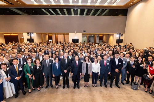 Welcome to Hong Kong 🥰! InvestHK celebrated its landmark 25th anniversary during a reception yesterday (Jun 24) for newly established international and Mainland businesses in the city. Speaking at the reception, Chief Executive John Lee welcomed attendees from around the world, including nearly 350 senior executives, to Hong Kong. Mr Lee also promoted the city's role as a global financial centre connecting the Mainland and the rest of the world and highlighted Hong Kong's ranking as the world’s freest economy and 3rd in the World Competitiveness Yearbook 2025.   香港蘊藏無限機遇🤩！投資推廣署昨日（6月24日）舉行酒會，慶祝成立25周年，並歡迎新落戶香港的國際及內地企業。行政長官李家超在酒會上歡迎來自世界各地近350位企業高層到港，並強調香港作為國際金融中心，在連繫內地與全球市場方面發揮關鍵橋樑作用。他指出香港獲評為全球最自由經濟體，同時在《世界競爭力年報》位列全球第三，充分展現香港的競爭優勢。  #hongkong #brandhongkong #asiasworldcity #businessopportunities #InvestHK25 #香港 #香港品牌 #亞洲國際都會 #營商機會 #投資推廣署