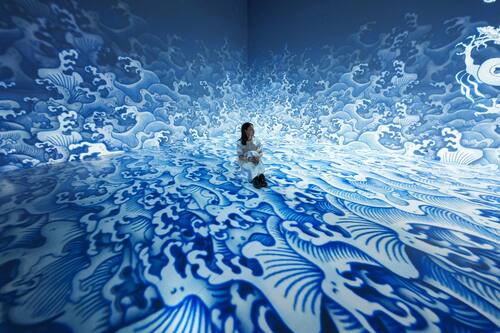 Discover the exquisite artistry of traditional Chinese patterns in architecture, ceramics, and textiles through “The Ways in Patterns: An Immersive Digital Exhibition” (til Oct13) at the Hong Kong Palace Museum.✨ The exhibition is themed around patterns and designed to evoke a sense of immersion, featuring seven stunning spaces where visitors can experience the vibrancy and brilliance of traditional motifs through dynamic light, shadow, and interactive installations. Don’t miss this journey through China’s artistry mastery!  Photos: Derry Ainsworth  https://www.hkpm.org.hk/en/exhibition/the-ways-in-patterns-an-immersive-digital-exhibition-from-the-palace-museum  科技與文化完美交融！✨ 香港故宮文化博物館現正呈獻「『紋』以載道——故宮沉浸式數字體驗展」（展期至10月13日），邀您穿越時空，探尋華夏紋飾的千年美學！是次展覽以七大主題空間構築沉浸式藝術體驗，透過光影交織與互動裝置，讓傳統紋飾在建築、陶瓷、織品中的精妙藝術躍然眼前。快來開啟這場穿越千年的紋藝之旅，見證中華文化如何在當代煥發新生！  圖片：Derry Ainsworth  https://www.hkpm.org.hk/tc/exhibition/the-ways-in-patterns-an-immersive-digital-exhibition-from-the-palace-museum  @hongkongpalacemuseum   #hongkong #brandhongkong #asiasworldcity #megaevents #megaHK #customsandheritage #HKPM #香港 #香港品牌 #亞洲國際都會 #盛事之都 #盛事香港 #節慶與文化 #香港故宮文化博物館