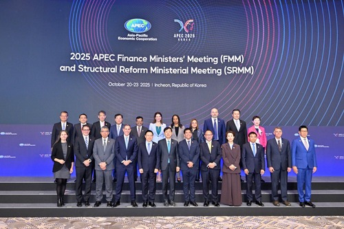 Hong Kong advantages promoted at APEC Finance Ministers' Meeting in Incheon, Korea. This year’s meeting focused on global and regional economic outlook, digital finance and fiscal policies of member economies. Financial Secretary Paul Chan, who attended the meeting, highlighted Hong Kong’s deep commitment to upholding a free and open trade and investment environment, providing global enterprises and investors a solid platform to succeed. He also talked about Hong Kong's economic strategy and how the city is developing a robust fintech ecosystem.  https://www.info.gov.hk/gia/general/202510/21/P2025102100723.htm  財政司司長陳茂波（十月二十一日）在韓國仁川出席亞太區經濟合作組織財政部長會議，會議聚焦討論環球和亞太區的經濟情況與展望、數字金融、各經濟體的公共財政政策等議題。陳茂波表示香港堅定維持自由開放的貿易與投資環境，為全球企業和資本提供穩定、先後一致和可預期的營商環境。他亦分享了香港的經濟發展策略以及對金融科技生態發展的意見。  https://www.info.gov.hk/gia/general/202510/21/P2025102100684.htm  #hongkong #brandhongkong #asiasworldcity #APEC #financialservices #香港 #香港品牌 #亞洲國際都會 #亞太區經濟合作組織 #金融服務