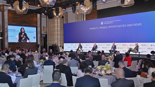 The flagship Global Financial Leaders' Investment Summit (Nov 3-5) successfully wrapped up its fourth edition in Hong Kong.🎉 The three-day conference gathered about 300 global financial leaders, including over 100 group chairmen or chief executive officers. Under this year's theme "Trekking through Shifting Terrain", discussion topics included latest developments in global economy and trade, financial markets, as well as technology and innovation. The "Conversations with Global Investors" investment forum (Nov 5) featured more than 20 leading global investors sharing insights into emerging investment opportunities across diverse markets while navigating evolving risks.🌐  https://www.hkma.gov.hk/eng/key-functions/international-financial-centre/global-financial-leaders-investment-summit/  第四屆國際金融領袖投資峰會(11月3-5日)圓滿舉行。🎉為期三日的峰會匯聚約300位國際金融領袖，當中包括超過100位集團主席或行政總裁。今年的主峰會以「駕馭變局　砥礪前行」為主題。討論議題包括近期全球經貿、金融市場，以及科技和創新的主要發展。「與國際投資者對話」研討會(11月5日) 邀得20多位全球頂尖投資者，就如何把握不同市場的新興投資機遇，以及妥善應對不斷轉變的風險分享真知灼見。🌐  https://www.hkma.gov.hk/chi/key-functions/international-financial-centre/global-financial-leaders-investment-summit/  #hongkong #brandhongkong #asiasworldcity #InvestmentSummit2025 #Finance #Investment #香港 #香港品牌 #亞洲國際都會 #金融服務 #國際金融中心 #2025年國際金融領袖投資峰會 #金融 #投資