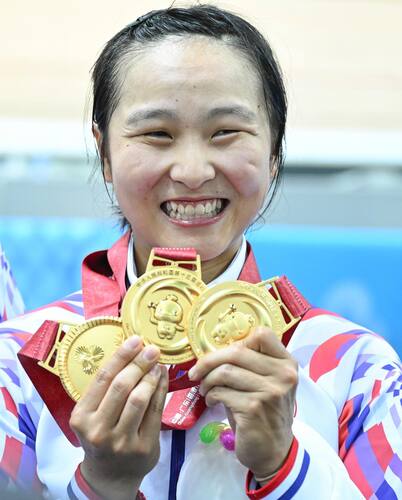 Golden moment!🎊👏 Hong Kong cyclist Lee Sze-wing claimed a gold medal in Women‘s Omnium track cycling event at the 15th National Games yesterday (Nov 17), her third gold medal of the Games. In the pool, star swimmer Siobhan Haughey clinched two bronze medals in quick succession in the Women’s 50m Freestyle and the Women‘s 50m Breaststroke events. Hong Kong has so far won seventeen medals - eight gold, two silver and seven bronze medals, in sailing, cycling, tennis, swimming, rugby, triathlon and fencing at the National Games.✨   熱烈祝賀！🎊👏香港單車運動員李思穎昨日（11月17日）於第十五屆全國運動會奪得場地自行車女子全能賽金牌，是李思穎在本屆全運會取得的第三面金牌。同時，何詩蓓於游泳賽事中連奪女子50米自由泳和女子50米蛙泳兩面銅牌。香港隊至今在十五運會的帆船、自行車、網球、游泳、橄欖球、鐵人三項和擊劍賽事中共取得八金兩銀七銅，共十七面獎牌。✨  #hongkong #brandhongkong #asiasworldcity #dynamic #2025NationalGames #15thGames #香港 #香港品牌 #亞洲國際都會 #活力澎湃 #全運會 #十五運會