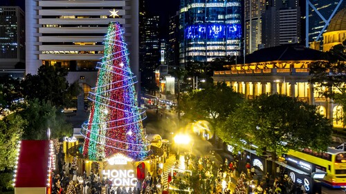 Hong Kong WinterFest has launched (til Jan 4, 2026), turning Central into a Winter Wonderland!✨ Explore a sparkling Christmas Town at Statue Square Garden, featuring a majestic 20-metre Christmas tree that lights up the night.🎄 Starting Nov 28, wander through a charming Christmas market with 12 cozy chalets, bursting with seasonal food, festive gifts and workshops. For the first time, experience the spectacular "Immersive Light Show in Central", where eight iconic buildings light up with festive animations and music. Don’t miss the magical transformation of Chater Road into Starlight Boulevard, where more than 30 trees and pedestrian footbridges will be adorned with shimmering lights to create an enchanting outdoor vibe by the end of November.🌟  Photos: Hong Kong Tourism Board @discoverhongkong   「香港繽紛冬日巡禮」隆重登場（至2026年1月4日），中環化身為冬日小鎮！✨皇后像廣場花園變身「聖誕天地」，20米高巨型戶外聖誕樹點亮夜空。🎄11月28日起，12間小木屋組成的聖誕市集匯聚美食、精品及工作坊。中環八大地標建築首次聯手呈獻「光影匯．中環」，華麗的燈光效果配合節日音樂，帶來沉浸式視聽盛宴。萬勿錯過本月下旬推出的浪漫「星光長廊」，遮打道沿途的30棵樹木和行人天橋將掛滿閃爍燈飾，營造夢幻節日氛圍。🌟  相片： 香港旅遊發展局  #hongkong #brandhongkong #asiasworldcity #megaevents #megaHK #WinterFest #Christmas #香港 #香港品牌 #亞洲國際都會 #盛事之都 #盛事香港 #香港繽紛冬日巡禮 #聖誕