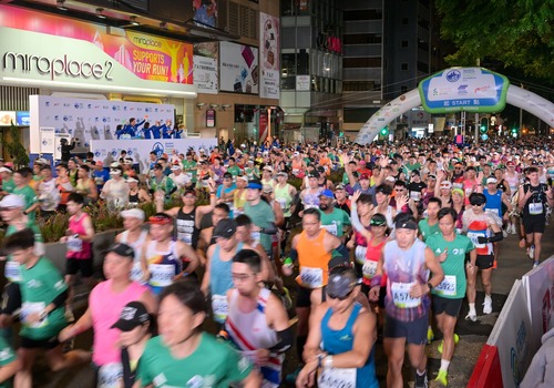Running in the city!🏃‍♂️🏃‍♀️ Around 70,000 runners including a quarter from outside Hong Kong participated in Standard Chartered HK Marathon yesterday (Jan 18). A record 42 elite international runners, including World Athletics Gold Label athletes, competed alongside local elites. Bizuneh Melaku Belachew from Ethiopia won the men’s race for the second time, while Bahrain’s Shitaye Eshete H. Habte won the women’s race. The marathon – Hong Kong’s largest participatory sporting event – boosts Hong Kong's position as a major international sports hub.🌟 Results: 🏆Marathon Winners:  Bizuneh Melaku Belachew (Men, Ethiopia, 2:09:39) Shitaye Eshete H. Habte (Women, Bahrain, 2:27:03) 🏆Half Marathon Winners: Chen Yu Fan (Men, Chinese Mainland, 1:07:56) See Rachel (Women, Singapore, 1:20:56) 🏆10km Winners:  Wong Tsz To (Men, Hong Kong, 0:31:11) Tsang Hiu Tung (Women, Hong Kong, 0:35:35)‬  @schkmarathon   全城投入渣馬！🏃‍♂️🏃‍♀️ 渣打香港馬拉松（渣馬）已圓滿結束（1月18日），約有7萬名跑手參加，四分之一為非本地跑手，當中42位為國際精英跑手，包括金標跑手，與本地精英跑手一起競賽，創下歷屆記錄。埃塞俄比亞選手Bizuneh Melaku Belachew在全馬男子組奪冠，第二次成為渣馬王者，而來自巴林的Shitaye Eshete H. Habte則贏得女子組冠軍。渣馬是香港最多人參與的體壇盛事，吸引各地跑手一同競技，鞏固香港作為國際體育盛事之都的地位。🌟 結果公布： 🏆全馬全場冠軍： Bizuneh Melaku Belachew（男子組，埃塞俄比亞，2小時09分39秒） Shitaye Eshete H. Habte（女子組，巴林，2小時27分03秒） 🏆半馬冠軍： 陳雨繁（男子組，中國內地，1小時7分56秒） 施文麗（女子組，新加坡，1小時20分56秒） 🏆十公里賽冠軍： 黃子圖（男子組，香港，31分11秒） 曾曉彤（女子組，香港，35分35秒）  #hongkong #brandhongkong #asiasworldcity #dynamicHK #megaevents #megaHK‬‬‬ #SCHKM #香港 #香港品牌 #亞洲國際都會 #活力澎湃 #盛事之都 #盛事香港 #渣打香港馬拉松