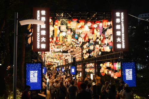 Great news for lantern lovers!📣 Due to overwhelming public interest, the International Lantern Spectacular has been extended — all lantern installations will remain on display in Victoria Park until 4 October, giving everyone more time to soak up the Mid-Autumn magic.🏮✨ Wander through the World Lantern Boulevard featuring lanterns from 20 countries and regions, marvel at the spectacular Nanjing Qinhuai lanterns, a national intangible cultural heritage, and discover handcrafted masterpieces at the Hong Kong Lantern Galleria. Don't miss it!🌕  綵燈迷好消息！📣因應公眾熱烈反應，「 國際中秋綵燈匯」展期已延長，所有綵燈裝置將繼續於維多利亞公園展出至10月4日，讓大家有更多時間感受中秋光影魅力。🏮✨大家可漫步「世界綵燈大街」，欣賞來自20個國家及地區的特色綵燈；細賞被列為國家級非物質文化遺產的南京秦淮綵燈；亦可到「香港綵燈廊」欣賞手作燈藝精品。不要錯過這場璀璨綵燈盛會！🌕  #hongkong #brandhongkong #asiasworldcity #dynamichk #megaevents #megaHK #MAF #香港 #香港品牌 #亞洲國際都會 #盛事之都 #盛事香港 #中秋節