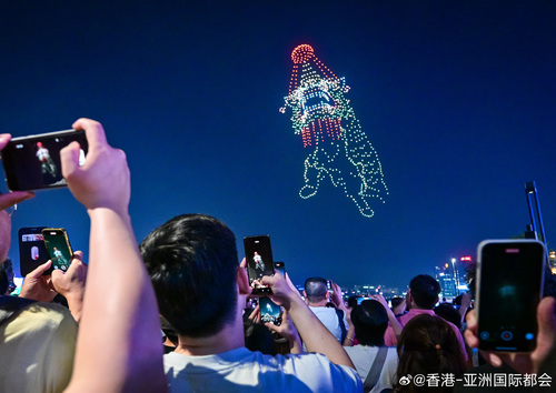 感受香港传统节庆的独特魅力✨！维多利亚港夜空昨日（5月1日）上演了一场耀眼夺目的无人机表演，为全新推广主题“香港节庆 文化跃动”揭开序幕，宣传本地传统节庆与文化活动。长约12分钟的无人机表演动用1,000架无人机，于夜空中拼凑出天后诞、谭公诞及长洲太平清醮的动态图案，并融合中西原创乐风，加 ​