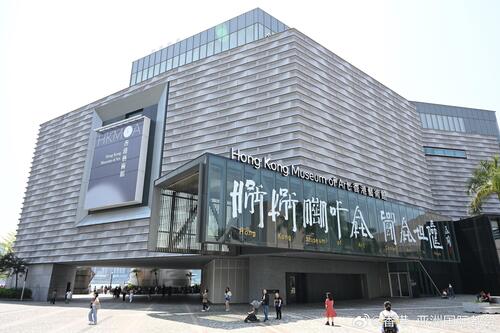 当中文书法碰上英文字母！国际知名艺术家徐冰在香港艺术馆展出“想东想西──英文方块字书法教室”展览（至7月30日），呈现由他创作的“英文方块字书法”。“英文方块字”是徐冰自1993年起创造的形似中文，实为英文的新书写形式，这种融合中西文化的特殊书写方式，突显了东西相容的多元文化面貌，他亦 ​