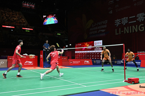 囊括五冠，气势如虹！中国羽毛球代表队于李宁二零二五香港公开羽毛球锦标赛中横扫女单、男单、女双、男双及混双五个项目冠军，赛事昨日（9月14日）在香港体育馆圆满落幕。港队“邓谢配”邓俊文及谢影雪于9月12日混双八强先取一局，但力拚67分钟后，最终以1：2 负于印度组合亚南（Adnan Maulana）及贾米 ​