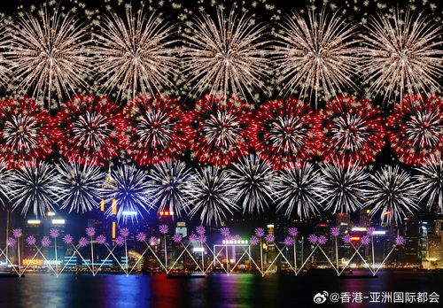 准备好迎接烟花璀璨的夜晚！国庆烟花汇演将于10月1日晚上8时在维多利亚港上空盛放，庆祝中华人民共和国成立76周年。汇演历时23分钟，将发放超过3万枚烟花，共分八幕，包括“中华哪咤好故事”、 “总是可爱大熊猫”、“五星闪耀全运会”。

照片：香港中华总商会

#香港##香港品牌##亚洲国际都会# ​