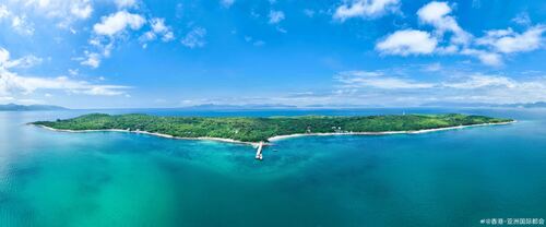 探索香港的海湾之美！位于香港东北水域的大鹏湾获评选为全国“美丽海湾优秀案例”，呈现“水清滩净、鱼鸥翔集、人海和谐”的迷人景致。市民与旅客可走进香港联合国教科文组织世界地质公园、印洲塘及东平洲海岸公园，欣赏海湾内壮丽的自然风光。香港今次首次获此表扬，反映特区政府在海洋生态环境保护领...全文： http://m.weibo.cn/7031177055/5255003917784602 ​