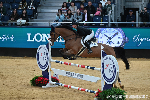 浪琴香港国际马术盛典2026（1月30日至2月1日）于亚洲国际博览馆盛大回归，呈献FEI 5星级国际马术障碍赛、雪特兰小马大赛及狗狗障碍挑战赛，进一步提升香港在国际马术界的地位。今年备受瞩目的“浪琴大奖赛”由法国骑手Roger Yves Bost以34.94秒的成绩勇夺冠军，赢得全场掌声。由刺激的小马竞赛、精彩的...全文： http://m.weibo.cn/7031177055/5261889062047945 ​