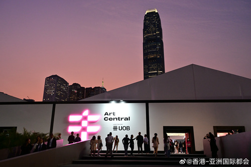 投入“香港艺术三月”！艺术中环将重返标志性的中环海滨（3月25 - 29日），呈献来自香港、亚洲及世界各地逾100家画廊和500位艺术家的作品。第十一届展会推出全新专题 Central Stage，聚焦近期获得机构认可的新晋艺术家，并精心策划涵盖新锐和知名艺术家的装置、表演及影像艺术节目。

相片：Art Centra...全文： http://m.weibo.cn/7031177055/5277834251604956 ​