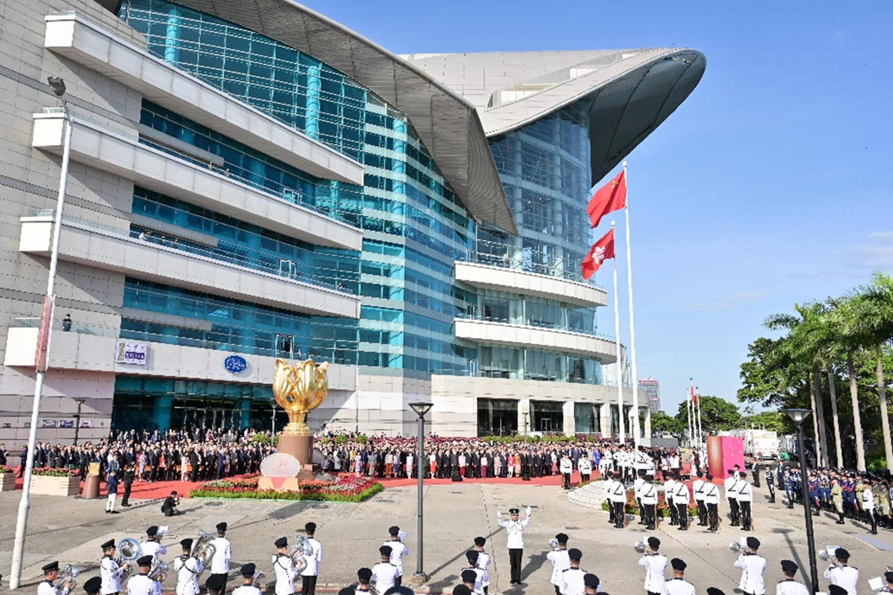 湾仔金紫荆广场的国旗和香港特别行政区区旗 (2024)