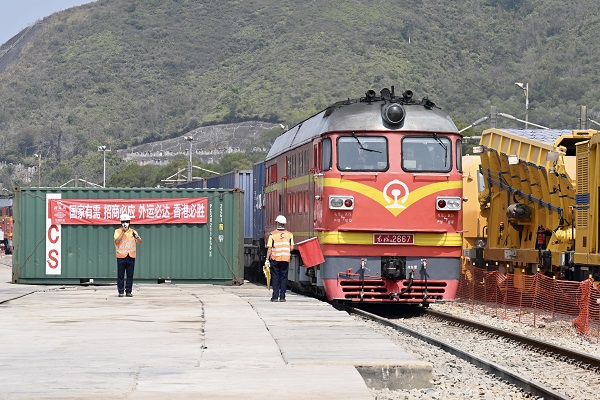 First cross-boundary anti-epidemic supplies train arrives