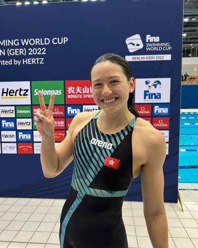 Congrats to Siobhan Haughey on clinching 3 gold medals at the Fina World Cup in Berlin in 100m, 200m and 400m freestyle. The #HongKong swimmer’s perfect performance leaves her atop the rankings after Leg 1 of the series. Well done Siobhan!     Photo: FINA facebook https://t.co/Jej2ZHmd8O