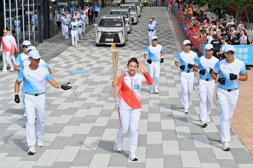 Lighting up the Games! The torch relay for the 15th #NationalGames was held yesterday (Nov 2) to welcome the landmark sporting event, jointly hosted for the first time by Guangdong, Hong Kong, and Macao. The Hong Kong leg of the relay featured 50 athletes and representatives of https://t.co/jTbczO7Plf