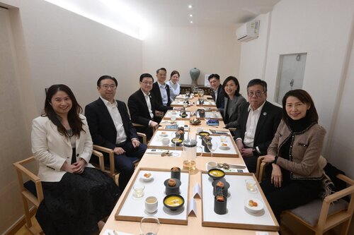 Chief Executive John Lee began his visit programme in Korea. He received President Xi Jinping on his arrival in Busan yesterday (Oct 30) to attend the Asia-Pacific Economic Cooperation (APEC) Economic Leaders' Meeting and pay a state visit to Korea. Later, Mr Lee met and https://t.co/oRhlktEqWW