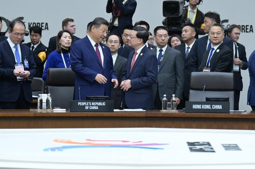 Hong Kong SAR Chief Executive John Lee attended the 32nd Asia-Pacific Economic Cooperation (APEC) Economic Leaders' Meeting in Gyeongju, Korea (Nov 1) to exchange views with leaders of other economies on issues including AI development and demographic changes. During his visit to https://t.co/aHYIqJFxWD