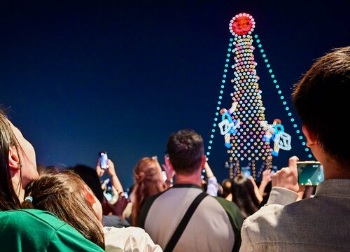 Feel the beat of Hong Kong's traditional festivals! The night sky over Victoria Harbour dazzled spectators with a drone show (May 1) celebrating the launch of the “Hong Kong Cultural Beat” promotion, honouring the city’s intangible cultural heritage festivals. The 12-minute show https://t.co/Jq2dPmOKJ0