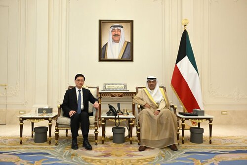 Strengthening ties with Kuwait. A business delegation comprising representatives from Hong Kong and Mainland enterprises, led by HKSAR Chief Executive John Lee, arrived in Kuwait yesterday (May 13), on the second leg of their Middle East trip. Mr Lee met with the Amir of Kuwait, https://t.co/IYwvlDqvOS