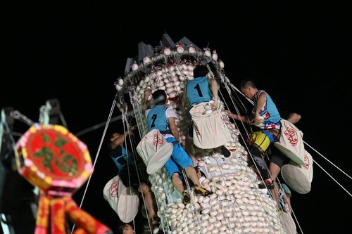 Bun Fun! Hong Kong’s quirkiest tradition returned in full colour attracting thousands of spectators to enjoy the unique Cheung Chau Bun Festival (May 5) on Cheung Chau Island. Crowds lined the main streets to cheer the “floating colours” Grand Parade, featuring lion dancers and https://t.co/npMzv6yeWP
