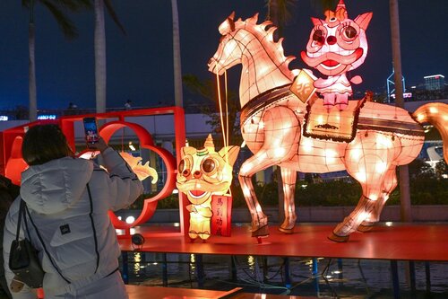 Gallop into the Year of the Horse in radiant style! The stunning Chinese New Year Lantern Display is now lighting up the Hong Kong Cultural Centre Piazza.  Crafted by veteran paper crafting masters Mo Cheuk-kei and Hui Ka-hung, these dazzling #lanterns feature majestic horses, https://t.co/p9o7sRDNDh