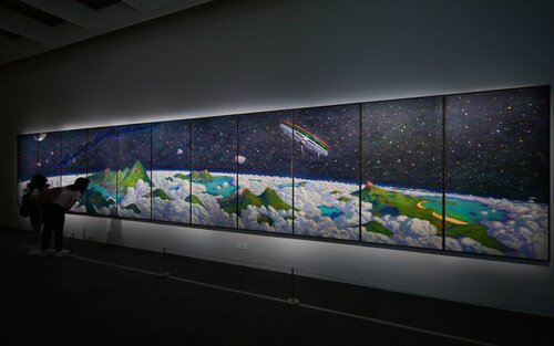 Step into the heart of Hong Kong’s creative pulse. Live: Hong Kong Art Exhibition, now on view at the Hong Kong Museum of Art (til 5 May 2027), features 19 Hong Kong artists, from established masters to exciting rising stars shaping the city’s contemporary art scene, and unfolds https://t.co/b7e20lQj1P