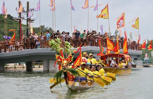 Feel the beat of the Tuen Ng Festival! Dragon boat racers made waves across Hong Kong during the Tuen Ng Festival, or Dragon Boat Festival (Jun 19), from the historic Tai O Dragon Boat Water Parade to the thrilling Sha Tin Dragon Boat Race and the pulsating Shangri-La Stanley https://t.co/bZyaxxlkVx