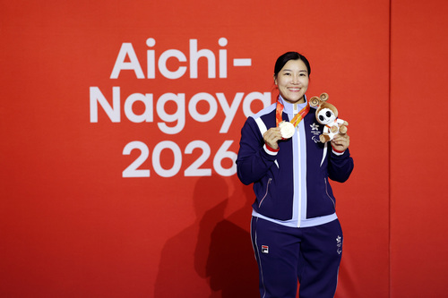 Team Hong Kong, China off to a flying start at the 5th Asian Para Games! Huge congrats to swimmer Lau Chiu-yee on clinching silver in the Women's 200m Freestyle S14, and to fellow swimmer Wong Hon-yin for powering to bronze in the Men's 200m Freestyle S14. Big applause also goes https://t.co/XJbv8lFbJR