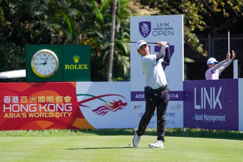 A spectacular week of blistering golf! American John Catlin finally struck gold on his fifth attempt, capturing his maiden Link Hong Kong Open title under glorious sunshine at the Hong Kong Golf Club (Oct 25)! A special round of applause for local hero Matthew Cheung, who carded https://t.co/ZQRAatOF3i