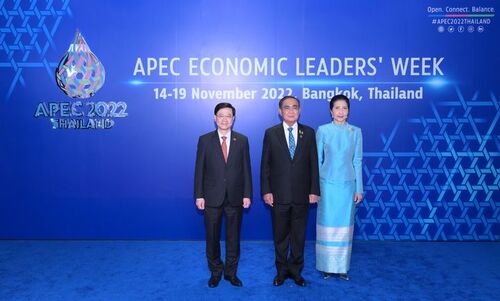 香港參加APEC會議   重返國際舞台  行政長官李家超展開上任後首次外訪行程，昨日(11月17日)前往泰國曼谷出席亞太區經濟合作組織(APEC)相關活動，展示香港已重返國際舞台。首日行程重點包括： ◼ 與泰國總理巴育會面，呼籲泰國支持香港尋求加入《區域全面經濟伙伴關係協定》(RCEP) ◼ 歡迎到曼谷出席會議的國家主席習近平 ◼ 與其他出席APEC的領袖參與歡迎晚宴及欣賞文化表演 https://www.info.gov.hk/gia/general/202211/17/P2022111700586.htm  #香港 #香港品牌 #亞洲國際都會 #APEC2022 #泰國 #曼谷 #泰國總理 #RCEP