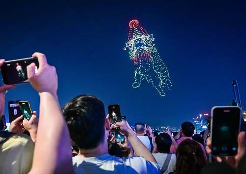 感受香港傳統節慶嘅獨特魅力！維港夜空昨日（5月1日）上演了一場耀眼奪目的無人機表演，為全新推廣主題「香港節慶 文化躍動」揭開序幕，宣傳本地傳統節慶與文化活動。長約12分鐘的無人機表演動用1,000架無人機，於夜空中拼湊出天后誕、譚公誕及長洲太平清醮的動態圖案，並融合中西原創樂風，加入電子舞曲與傳統東方鼓元素，為觀眾帶來視聽震撼。表演吸引大批市民及遊客沿岸觀賞，場面熱鬧。  #香港 #香港品牌 #亞洲國際都會 #盛事之都 #盛事香港