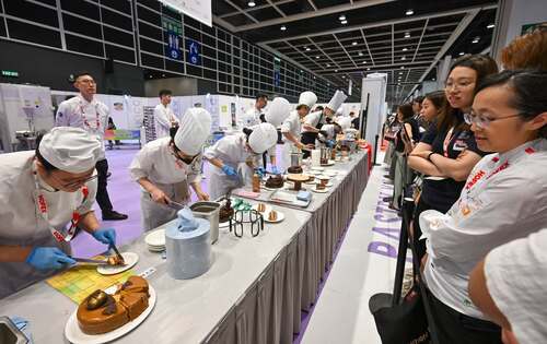 亞洲頂尖國際食品餐飲及酒店設備展HOFEX及國際葡萄酒與烈酒貿易展覽會 @HOFEX（5月14日至16日）在香港會議展覽中心盛大舉行，吸引超過1,600家來自全球的參展商及品牌參與。展會涵蓋範圍廣泛，從葡萄酒、手工啤酒到餐飲業創新技術、烹飪競賽及咖啡拉花大賽等，為食品及餐飲業提供創新解決方案及拓展全球商機的良機。香港國際美食大獎（HKICC）更成為一大亮點，匯聚超過 500 位來自世界各地的參賽者同台競技，爭奪殊榮。  #香港 #香港品牌 #亞洲國際都會 #盛事之都 #盛事香港 #營商機會 #HOFEX