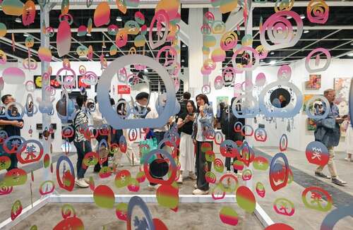 藝術愛好者必到！第12屆香港冉起當代 Affordable Art Fair Hong Kong（5月22日至25日）正於香港會議展覽中心盛大舉行。今年展會以「敢賞・敢藏」為主題，匯聚99間參展單位，呈獻一系列精選、價格親民的當代藝術作品，並結合創新裝置藝術及互動工作坊，為所有藝術愛好者提供豐富的體驗。參加者可透過工作坊親身探索藝術世界，與志同道合的朋友交流，共同發掘新晉藝術家的潛力。無論是初次踏入藝術品收藏領域，或是資深的收藏家，都不妨走進這個充滿活力的藝術平台，享受挑選及擁有心儀藝術品的無限樂趣！  https://affordableartfair.com/fairs/hong-kong  #香港 #香港品牌 #亞洲國際都會 #文化藝術
