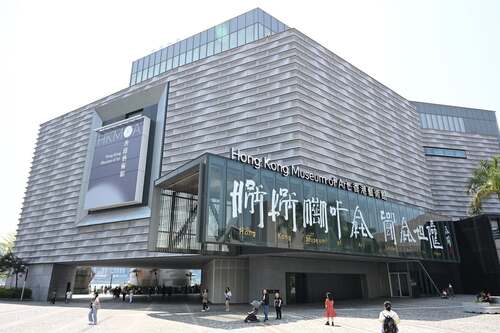 當中文書法碰上英文字母！國際知名藝術家徐冰在Hong Kong Museum of Art 香港藝術館展出「想東想西──英文方塊字書法教室」展覽（至7月30日），呈現由他創作的「英文方塊字書法」。「英文方塊字」是徐冰自1993年起創造的形似中文，實為英文的新書寫形式，這種融合中西文化的特殊書寫方式，突顯了東西相容的多元文化面貌，他亦自去年起擔任香港文化推廣大使。展覽特別加入香港的獨特語言文化，進一步豐富英文方塊字的意義和演繹，為跨文化、跨語言交流帶來新可能。  https://hk.art.museum/tc/web/ma/exhibitions-and-events/eying-east-wondering-west.html https://www.info.gov.hk/gia/general/202503/25/P2025032400539.htm  #香港 #香港品牌 #亞洲國際都會 #文化藝術