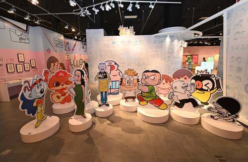 「漫眾同樂—幽默港漫格格趣」展覽（2025年5月21日至2026年3月9日）在 #香港文化博物館 舉行。展覽透過香港幽默漫畫有關的手稿、漫畫書、主題產品、藝術裝置及多媒體項目等，重溫一九五○年代至今陪伴讀者成長的重要幽默漫畫作品。展廳及館內各處設有不少「打卡位」，市民可與不同年代的幽默漫畫人物合照，同時認識漫畫家的靈感泉源，更可以自己動手創作漫畫 。  #香港 #香港品牌 #亞洲國際都會 #盛事之都 #盛事香港