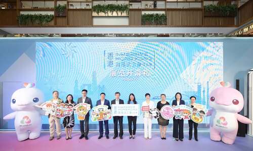 儂好！👋  「香港 - 沉浸式之旅」巡迴展覽第六站今日於上海開幕，主題為「香港─實踐理想，開創未來」。  展覽透過一系列引人入勝的互動藝術科技裝置、裸眼3D裝置、燈箱裝置等，深入探索香港的多元魅力，全面展現這座城市的吸引力。  千萬別錯過6月21日由兩位才華橫溢的香港青年音樂家 ── 口琴演奏家何卓彥及鋼琴演奏家駱敬武──帶來的現場爵士樂演奏! 此外，還有機會參加互動遊戲「酷遊香港─沉浸式之旅」，贏取上海至香港的來回機票兩張！📸✈️  誠摯邀請大家一同體驗難忘的精彩時刻！免費入場。  日期：2025年6月19日至29日 時間：上午10時至晚上10時 （星期六至日），上午11時至晚上9時 （星期一至五） 地點：上海新天地時尚一期中庭及戶外廣場 了解更多：www.brandhk.gov.hk/zh-hk/宣傳活動/推廣香港-中國內地  #香港 #香港品牌 #亞洲國際都會 #香港沉浸式之旅 #藝術科技 #上海 #展覽