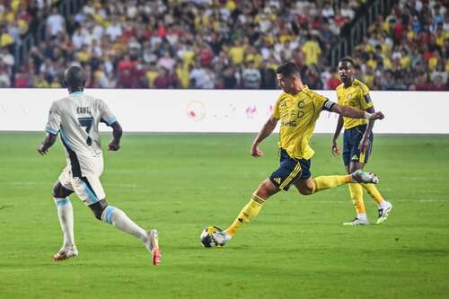 足球巨星C朗震撼香港球迷！⚽🌟沙特超級盃四強首戰昨晚（8月19日）在香港大球場舉行，逾30,600名球迷見證C朗拿度（Cristiano Ronaldo）領軍的艾納斯（Al-Nassr），以2:1險勝伊蒂哈德（Al-Ittihad）。C朗於61分鐘助攻隊友祖奧菲力斯（João Félix）射入致勝球，全場瞬間掀起高潮！沙迪奧文尼（Sadio Mané）早段為艾納斯先開紀錄，但隨後犯規被紅牌罰離場；貝雲積（Steven Bergwijn）則為伊蒂哈德射入一球。另一場四強賽將於今晚（8月20日）8時上演，艾卡迪沙（Al-Qadsiah）將迎戰吉達艾阿里（Al-Ahli），爭奪8月23日決賽與艾納斯對決的資格。🔥   #香港 #香港品牌 #亞洲國際都會 #盛事之都 #盛事香港 #沙特超級盃 #活力澎湃