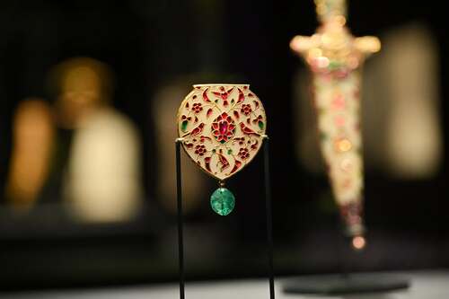 Don’t miss this first and only chance in Asia to discover the splendour of the Mughal dynasty.👑 In a landmark collaboration with London’s Victoria and Albert Museum, the Hong Kong Palace Museum is staging "The Hong Kong Jockey Club Series: Treasures of the Mughal Court from the Victoria and Albert Museum" (Aug 6, 2025 – Feb 23, 2026). This exclusive collection of imperial jewels, exquisite textiles, art, weaponry and more, offers a rare glimpse into the golden era of one of the world’s most influential dynasties (1526-1857). The exhibition also showcases the artistic exchanges between China and the Mughal court, prompting fresh dialogue on arts and culture of a bygone era. Get your tickets now!   #hongkong #brandhongkong #asiasworldcity #megaevents #megaHK #HongKongPalaceMuseum #HKPM #mughaldynasty