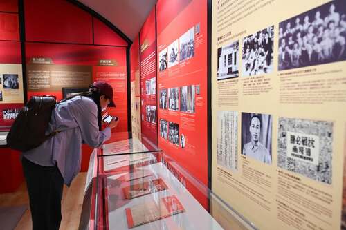 香港抗戰及海防博物館和廣東革命歷史博物館共同呈獻「風雨同舟　共建和平——粵港人民抗戰勝利八十周年展」（展期至2026年7月8日），免費入場。展覽聚焦廣東與香港兩地人民共同抗敵的歷史，展出約40件／套抗戰文物及約150幀歷史照片。展覽更設有抗戰圖書角，讓參觀者深入了解抗戰歷史。 https://hk.waranddefence.museum/tc/web/mcd/standingtogetherforpeacebuilding.html  #香港 #香港品牌 #亞洲國際都會 #盛事之都 #盛事香港 #抗戰勝利八十周年