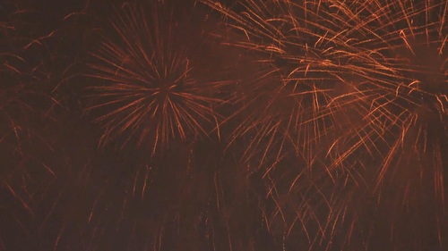 燦爛煙花賀國慶！🎆 歷時23分鐘的國慶煙花匯演於10月1日晚閃耀維多利亞港，慶祝中華人民共和國成立76周年。數以十萬計觀眾聚集在維港兩岸，欣賞呈現牡丹、紅心和笑臉圖案等的煙花在夜空中綻放。✨ 精彩回顧：  #香港 #香港品牌 #亞洲國際都會 #盛事之都 #盛事香港 #國慶 #國慶煙花匯演2025 #維多利亞港 #煙花