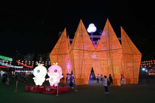 Experience the joy of the Mid-Autumn Festival in Hong Kong!🏮🌕 The enchanting Mid-Autumn Lantern Carnival (til Oct 7) at Victoria Park embraces the theme of "Joy to the City — Passing on the Joy, Welcoming the National Games". Get into the festive spirit by admiring five exquisite lantern displays blending traditional and contemporary designs. Each display symbolises one of the five elements in Chinese philosophy: metal, wood, water, fire, and earth. Don't miss the lantern making demonstrations and workshops taking place from October 5 to 7. 🌟  https://www.cpo.gov.hk/activity/en-mid-autumn-lantern-carnival-2025/  #hongkong #brandhongkong #asiasworldcity #megaevents #megaHK #midautumn #lantern
