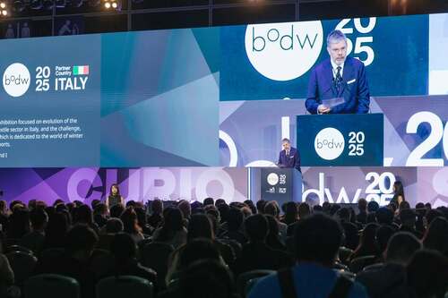 好奇激發設計創新！✨由香港設計中心主辦的設計營商周 2025經已圓滿舉行（12月1至6日）。活動為亞洲首屈一指、聚焦設計、創新與品牌的年度盛事，亦是香港「M」品牌大型活動之一。今年的主題為『好奇  激發設計創新』，由意大利擔任夥伴國家。焦點活動設計營商周2025峰會（12月3至5日）匯聚了超過50位來自香港、意大利、中國內地，以至全球多個地區的創意領袖，帶來逾40場主題演講和論壇。設計營商周不僅彰顯香港作為國際設計卓越之都的地位，更展現設計思維如何創造商業價值，提升社會的日常生活品質。🌟  相片： Hong Kong Design Centre 香港設計中心  #香港 #香港品牌 #亞洲國際都會 #盛事之都 #盛事香港 #勇於創新 #設計營商周 #香港設計中心